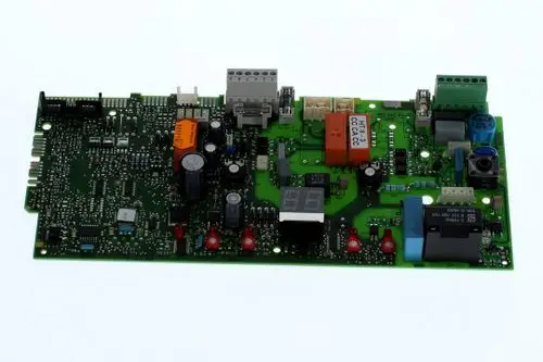 Leiterplatte von Bosch mit verschiedenen elektronischen Bauteilen, darunter Kondensatoren, Widerstände und Steckverbinder, auf grünem Trägermaterial.